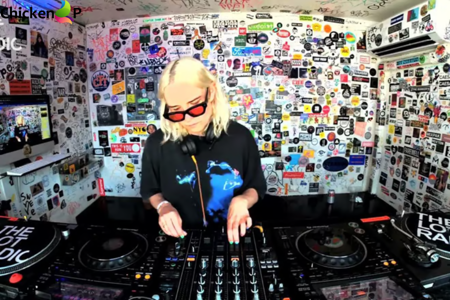 how does the lot radio make money​
