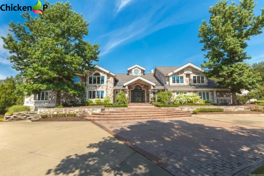 where does eminem live
