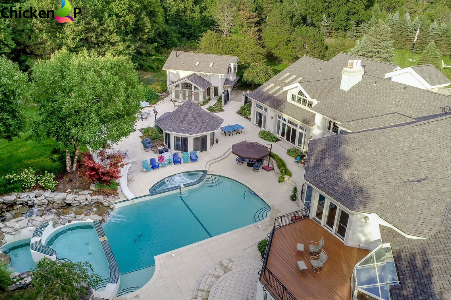 where does eminem live
