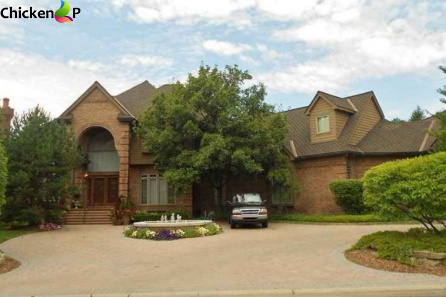 where does eminem live
